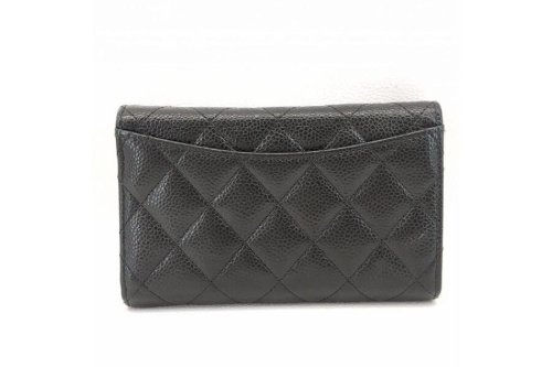 2つ折り財布のシャネル（CHANEL）