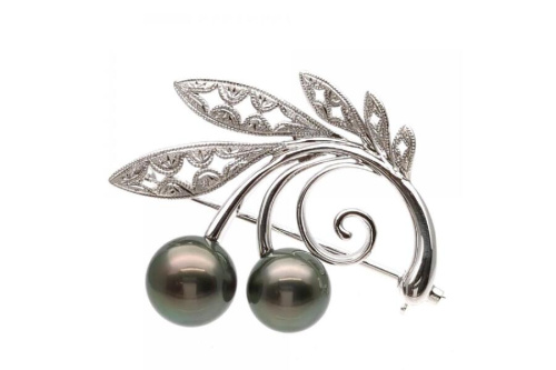 ジュエリーのブローチ