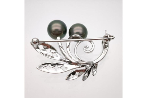 パールブローチ