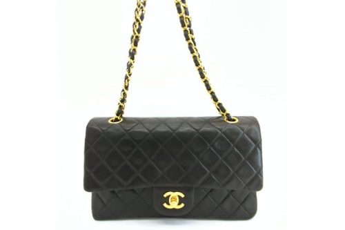 ショルダーバッグのシャネル（CHANEL）