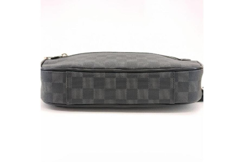 新入荷のダミエグラフィット