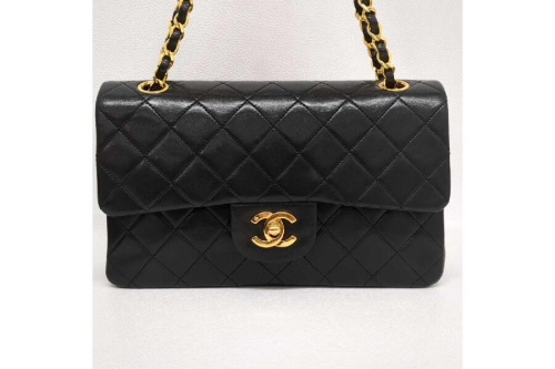 ショルダーバッグのシャネル（CHANEL）