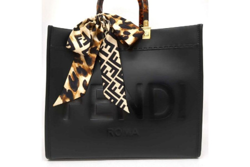 トートバッグのフェンディ（FENDI）