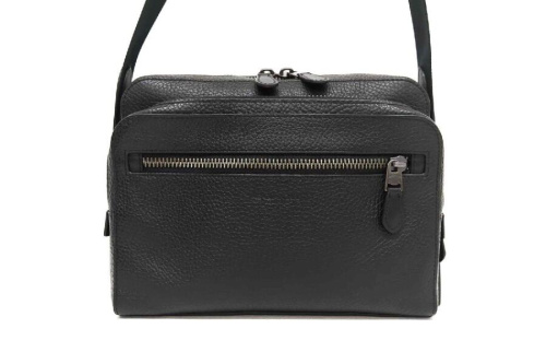 ショルダーバッグのコーチ（COACH）