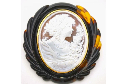 ジュエリーのブローチ