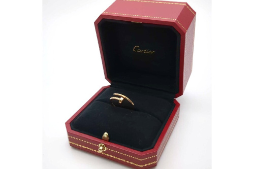 ジュエリーの指輪