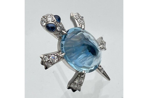 ジュエリーのブローチ