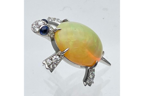 ジュエリーのブローチ