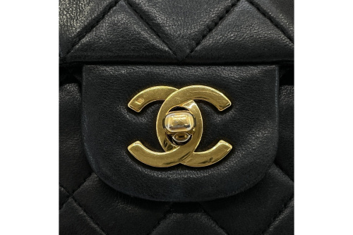 ショルダーバッグのシャネル（CHANEL）