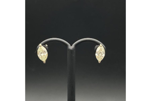 ピアスのイエローダイヤ