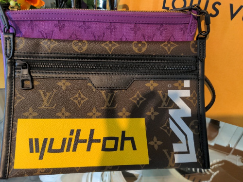 LOUIS VUITTONのメッセンジャーバッグ