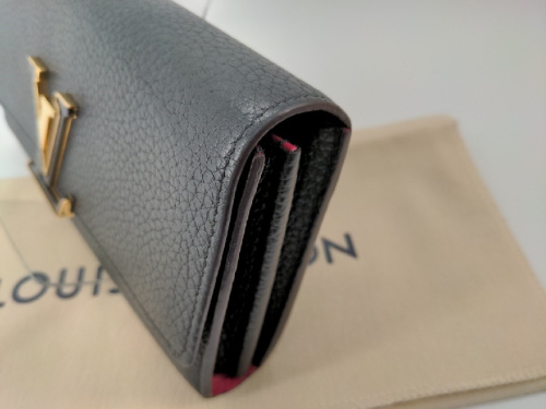 ポルトフォイユ・カプシーヌの長財布