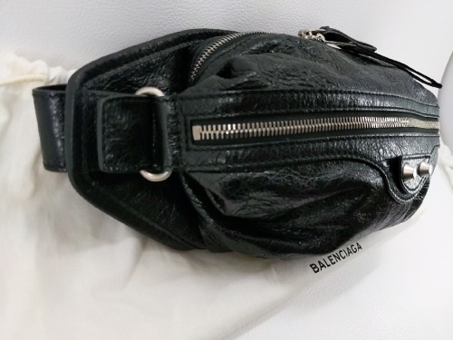 BALENCIAGA　バレンシアガのスリングバッグ
