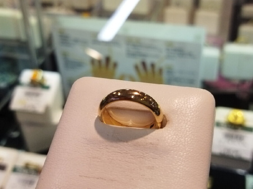 貴金属のジュエリー