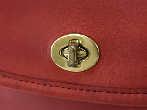 ショルダーバッグのレザー