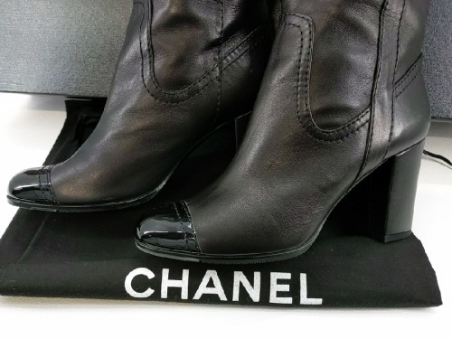 中古　シャネル　CHANELのロング　レザー　ブーツ