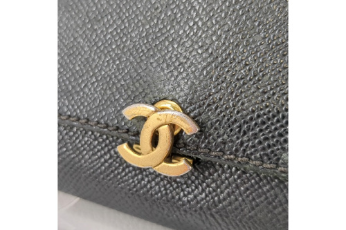 3つ折り財布のシャネル（CHANEL）
