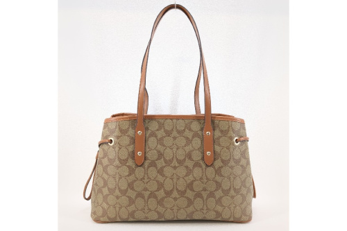ショルダーバッグのコーチ（COACH）