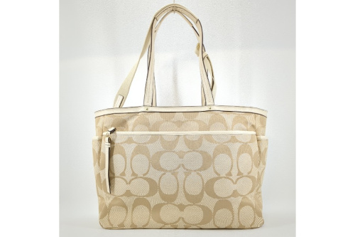 ショルダーバッグのコーチ（COACH）