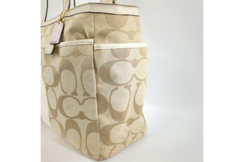 ショルダーバッグのコーチ（COACH）
