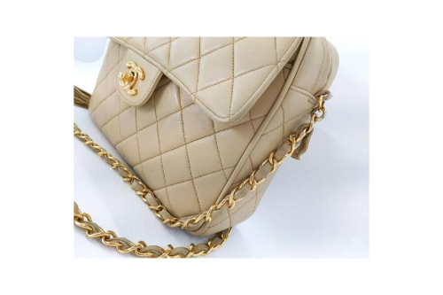 ショルダーバッグのシャネル（CHANEL）