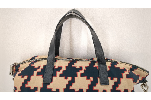 ショルダーバッグのプラダ（PRADA）