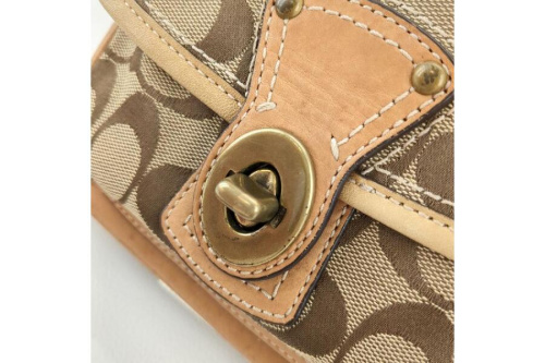 ショルダーバッグのコーチ（COACH）