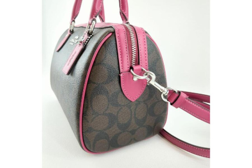 ショルダーバッグのコーチ（COACH）