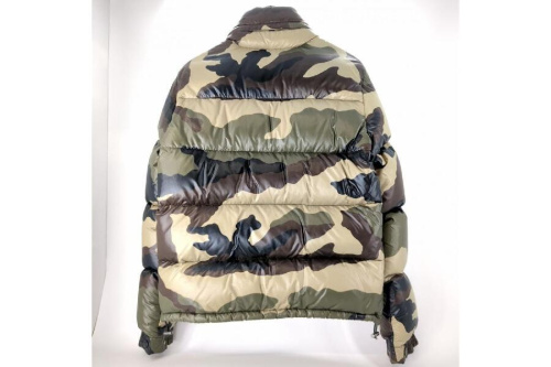 ダウンジャケットのモンクレール(MONCLER)