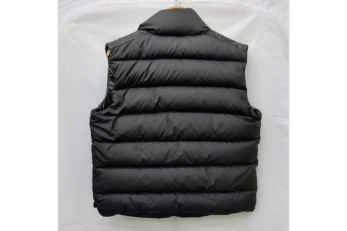 ダウンベストのモンクレール（MONCLER）