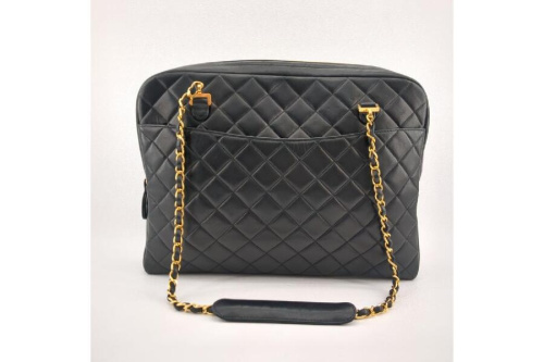ショルダーバッグのシャネル（CHANEL）