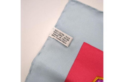 マストドゥカルティエの大判スカーフ