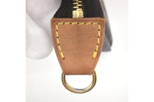 ポシェット・アクセソワールのポーチ