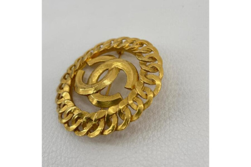 ブローチのシャネル（CHANEL）