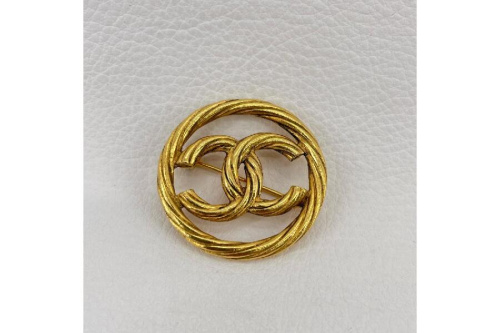 ジュエリーのブローチ