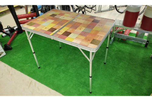 中古キャンプ用品のテーブル