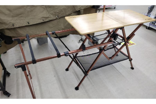 中古キャンプ用品のテーブル