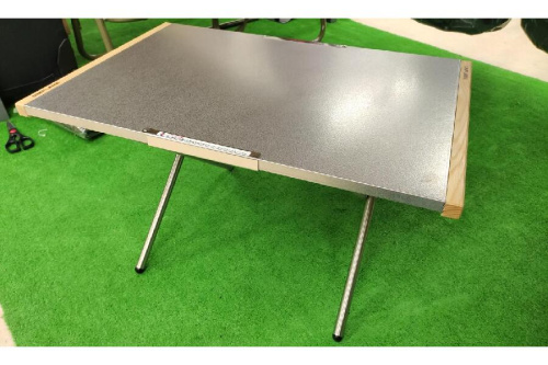 焚火用品のテーブル