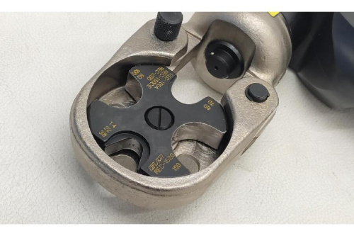 電動工具の油圧圧着工具