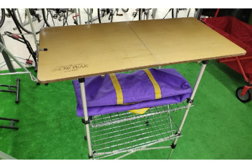 ファニチャーのテーブル