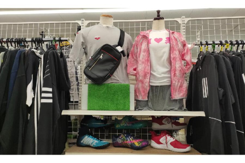 スポーツ用品のアディダス　ナイキ　プーマ