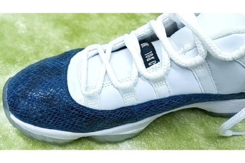 NIKEのAIR JORDAN 11