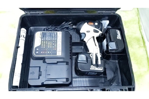 工具のインパクトドライバー