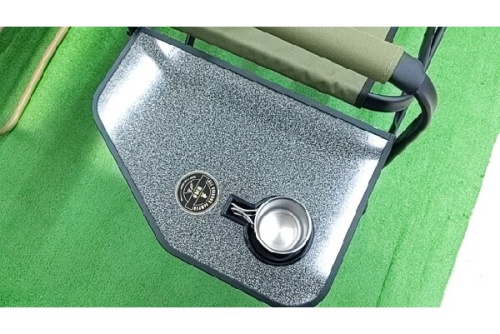 テーブル付きのデッキチェア