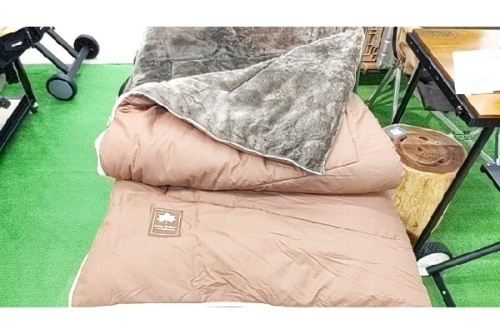 アウトドアのシュラフ