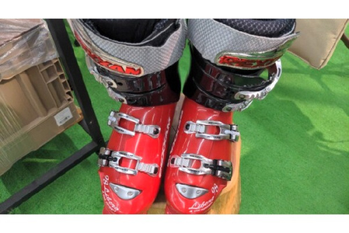 スキー靴のスキーブーツ