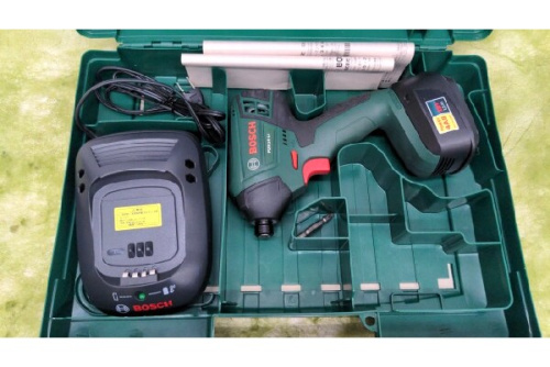 工具のインパクトドライバー