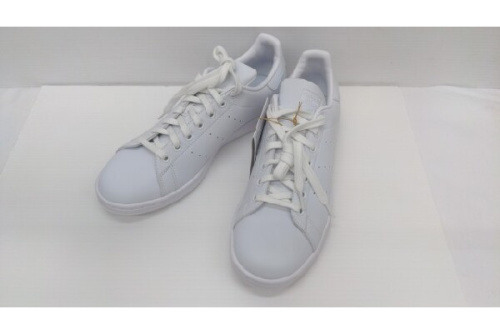スポーツ用品のアディダス(adidas)