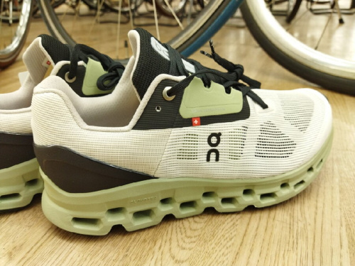 ランニングシューズ