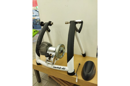 自転車強化店のサイクルトレーナー